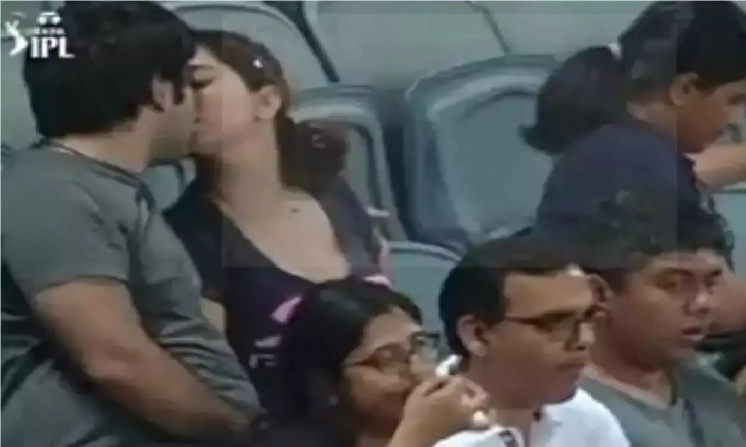 IPL 2022: आईपीएल मैच के दौरान Kiss कर रहा था कपल, कैमरा घूमा तो पूरे देश ने देखा
