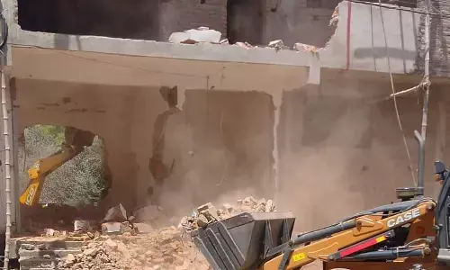 रीवा जिले के तराई में चला प्रशासन का बुल्डोजर, कई घर हुए जमीदोंज