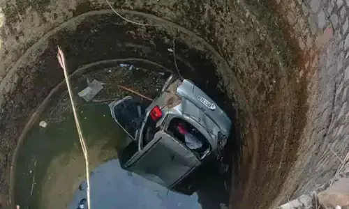 रीवा में शराब पार्टी के बाद घूमने निकले 3 दोस्तों के साथ हादसा! बैक करते समय कुएं में गिरी कार, एक की मौत