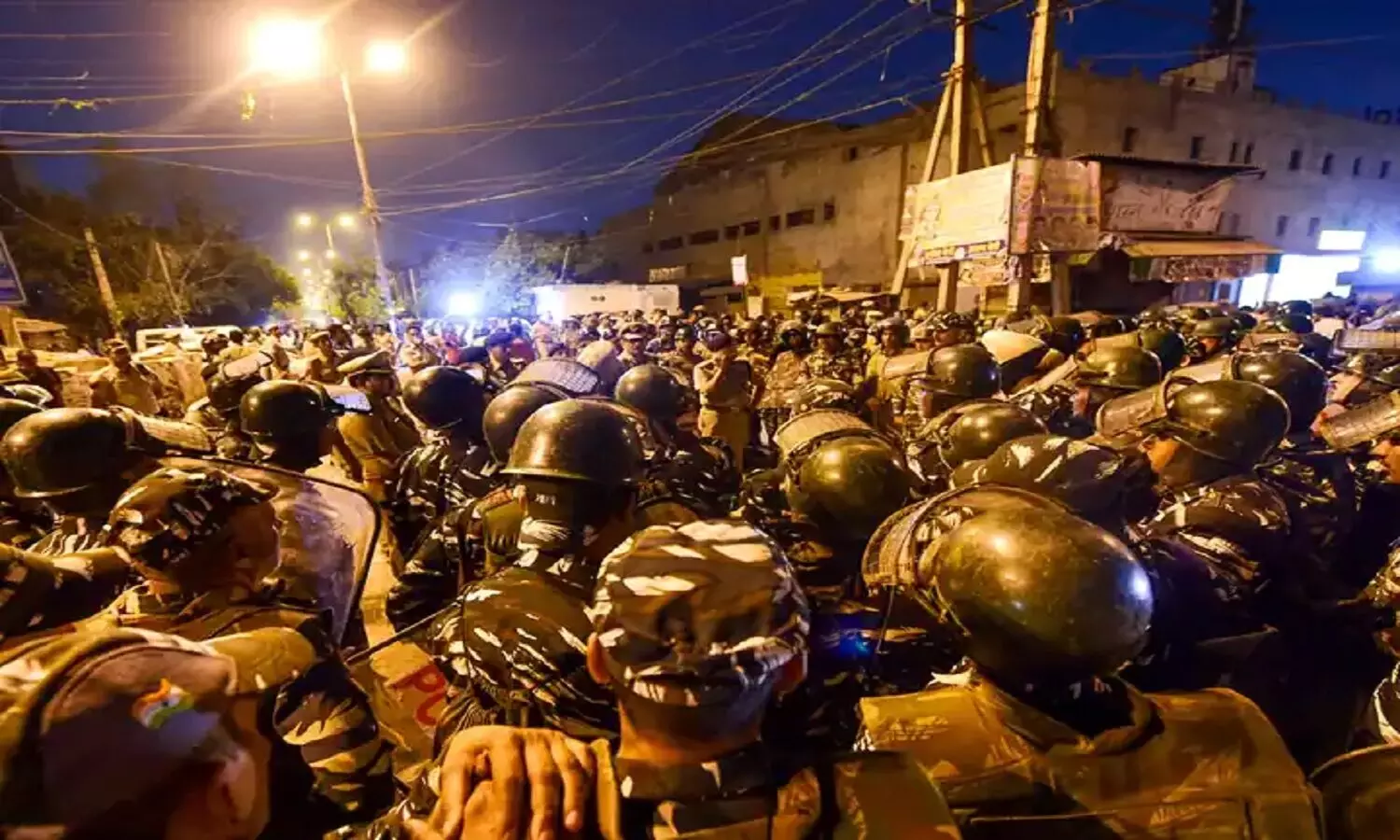 दिल्ली के जहांगीरपुरी में फिर पथराव: जांच करने गई पुलिस पर उपद्रवियों ने हमला किया