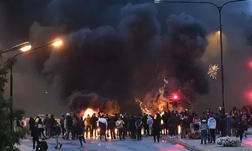 स्वीडेन में कुरान जलाने के बाद शुरू हुए दंगे, पुलिस से कट्टरपंथियों की हुई झड़प, जानें पूरा मामला