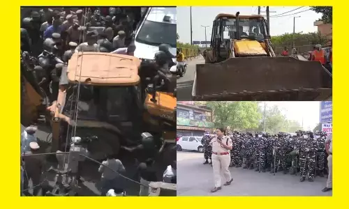 जहांगीरपुरी हिंसा अपडेट: उपद्रवियों के अवैध मकानों में चला बुलडोजर , SC की रोक के बाद भी नहीं रुकी MCD