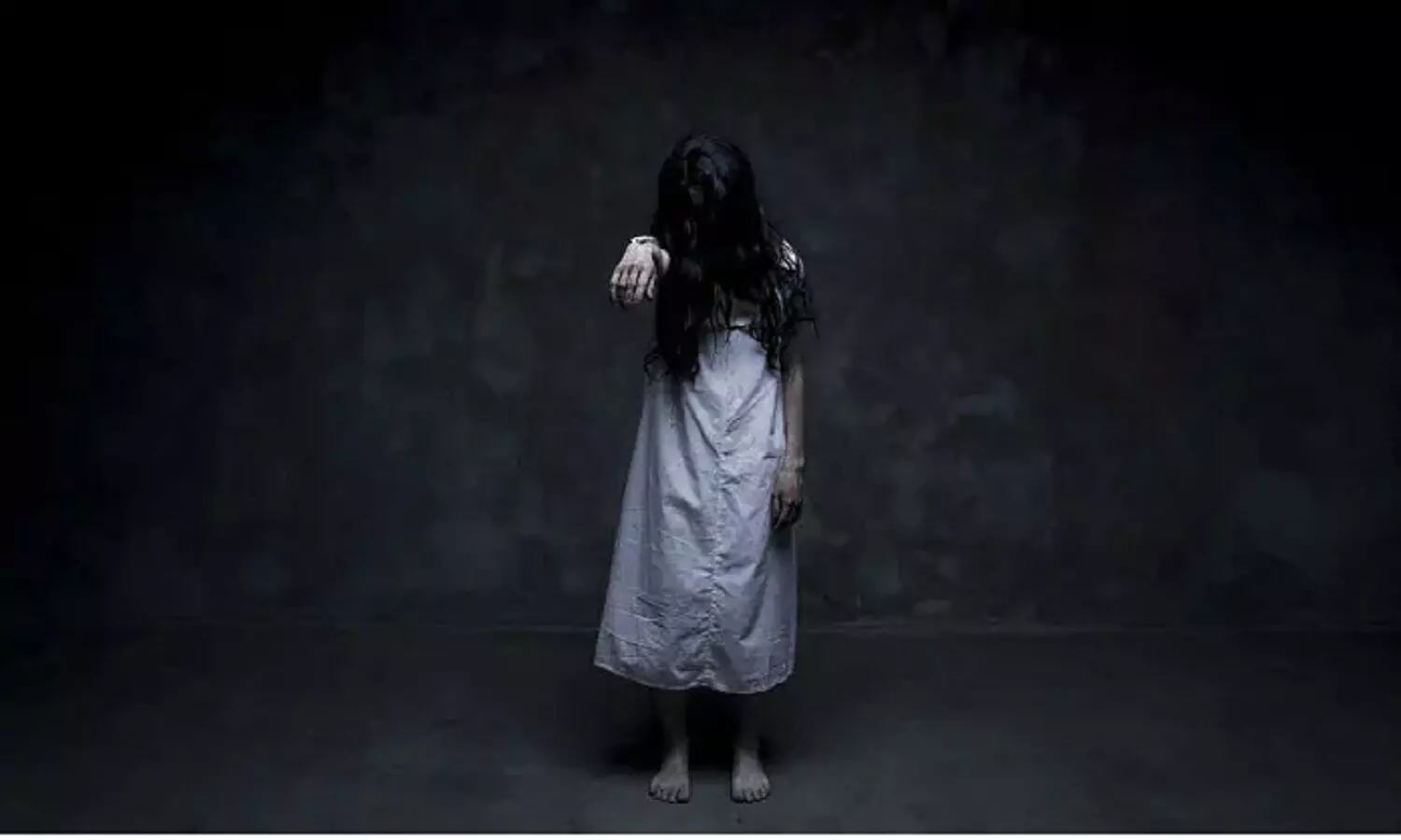 इंसानों को मारकर मांस खाने वाले पिशाच के डर से ग्रामीणों ने खुद को किया कैद, जानें पूरा मामला इंसानों को मारकर मांस खाने वाले पिशाच के डर से ग्रामीणों ने खुद को किया कैद, जानें पूरा मामला