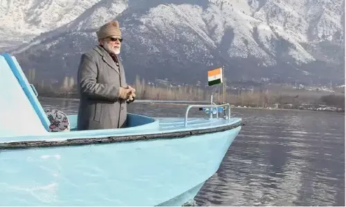 कश्मीर में मोदी: पीएम की सभा से पहले आतंकी हमला, 370 हटने के बाद पहली बार कश्मीर गए हैं प्रधानमंत्री कश्मीर में मोदी: पीएम की सभा से पहले आतंकी हमला, 370 हटने के बाद पहली बार कश्मीर गए हैं प्रधानमंत्री