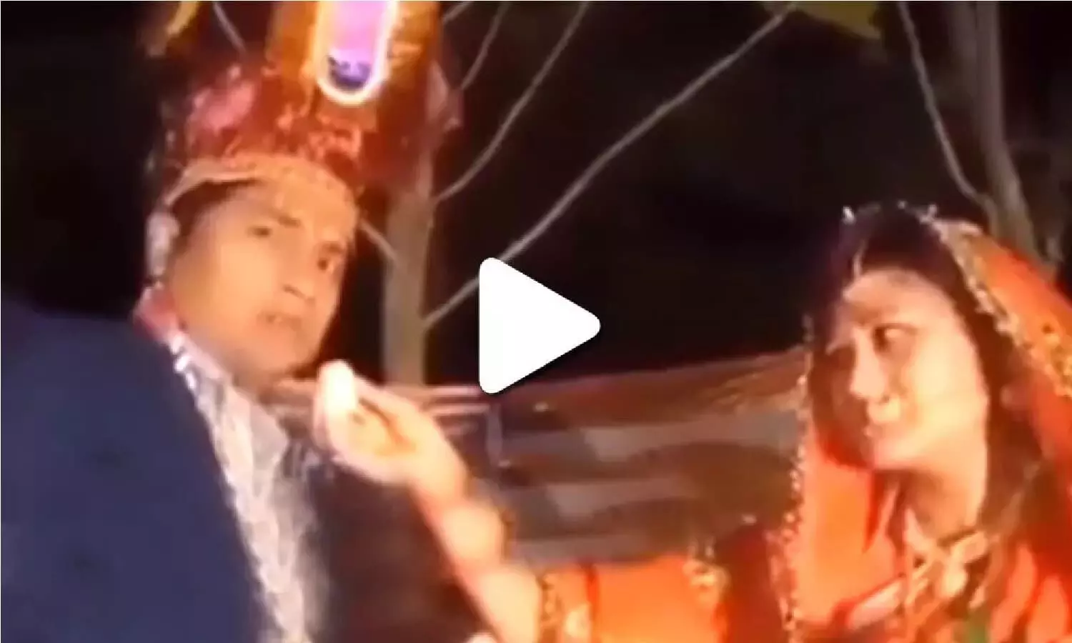 Video: जयमाला स्टेज पर आपस में भिड़ गए दूल्हा-दुल्हन, एक-दूसरे पर बरसाए इतने चांटे की सूज गया दोनों का मुँह