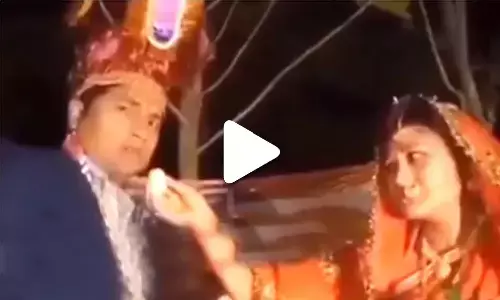 Video: जयमाला स्टेज पर आपस में भिड़ गए दूल्हा-दुल्हन, एक-दूसरे पर बरसाए इतने चांटे की सूज गया दोनों का मुँह Video: जयमाला स्टेज पर आपस में भिड़ गए दूल्हा-दुल्हन, एक-दूसरे पर बरसाए इतने चांटे की सूज गया दोनों का मुँह