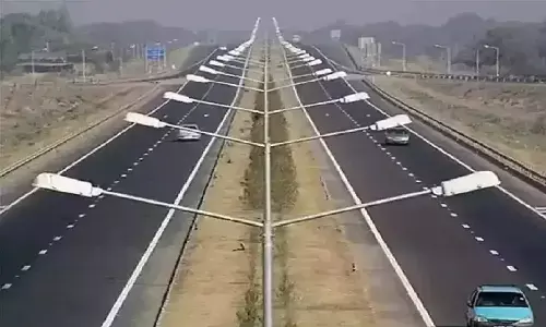 Expressway Toll: एक्सप्रेसवे पर टोल टैक्स को लेकर नया अपडेट, कार, जीप और हल्के वाहनों पर 675 और बस या ट्रक के लिए 2145 रुपये