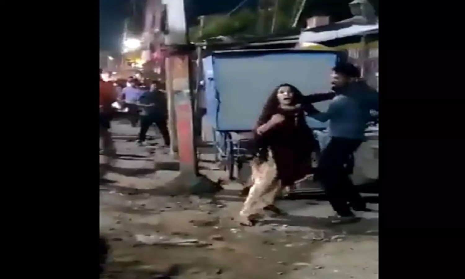 हैदराबाद: बीच सड़क में हिंदू युवक को मार डाला क्योंकि उसने मुस्लिम लड़की से शादी की थी, वीडियो देख गुस्सा आता है