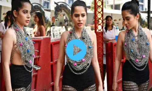 Video: बिना ब्रा के सड़क पर Urfi Javed, देखते ही उड़े लोगों के होश