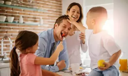 Parenting Tips: इन टिप्स से अपने बच्चों को बनाएं सोशल