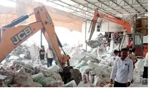 सागर नमक फैक्ट्री हादसा: दीवार गिरने से 12 मजदूरों की मौत 18 घायल सागर नमक फैक्ट्री हादसा: दीवार गिरने से 12 मजदूरों की मौत 18 घायल