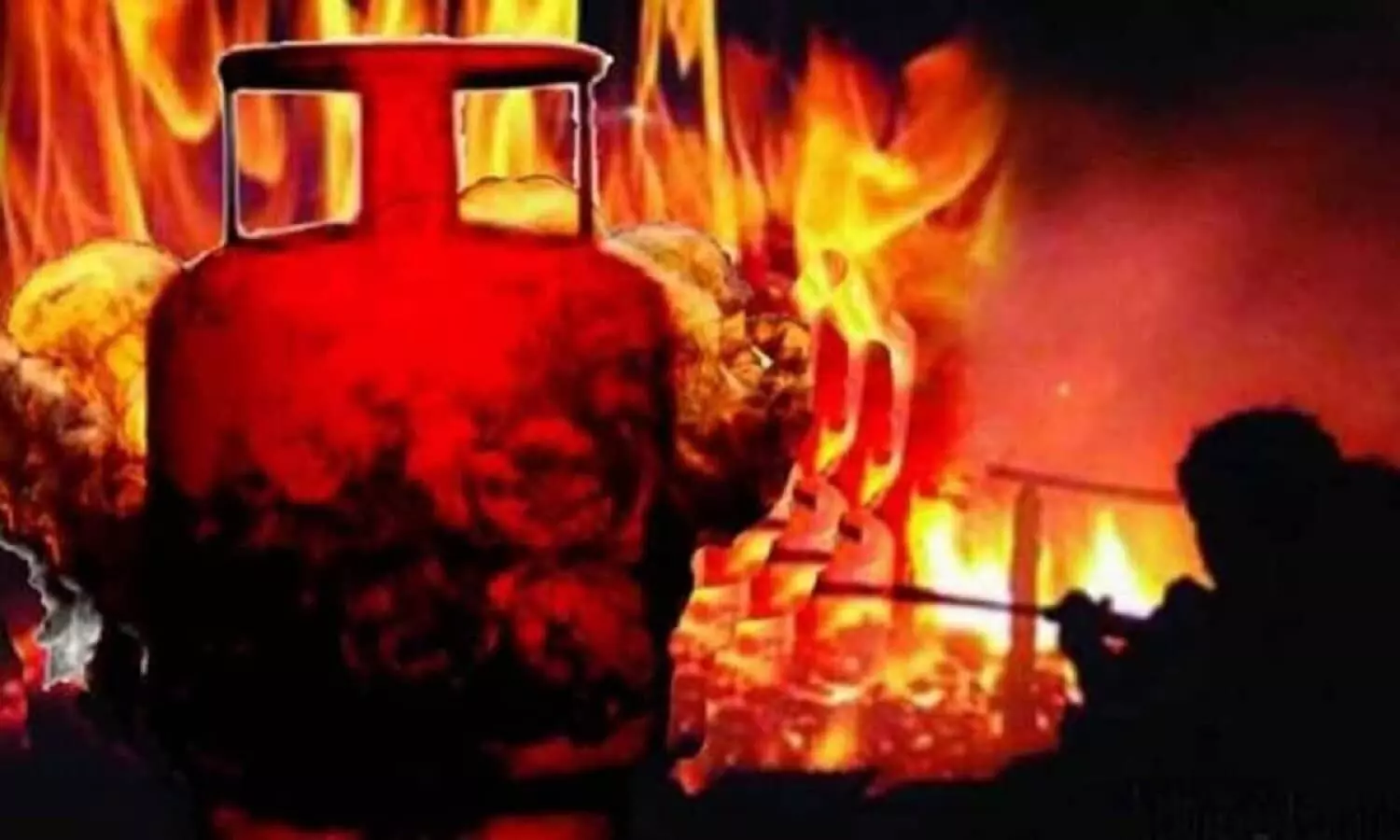 रीवा: गैस सिलेण्डर फटने से लगी आग, दो भैंसो की हुई मौत, गृहस्थी का सामान हुआ खाक
