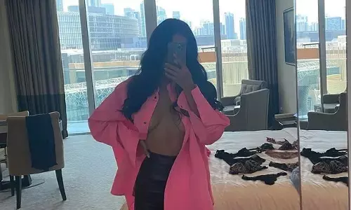 Esha Gupta Latest Bold Pics: ईशा गुप्ता की इन तस्वीरों को देखकर फैंस के छूटे पसीनें