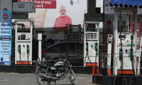 खुशखबरी: केंद्र सरकार ने पेट्रोल 9.5 और डीजल 7 रुपए तक सस्ता कर दिया खुशखबरी: केंद्र सरकार ने पेट्रोल 9.5 और डीजल 7 रुपए तक सस्ता कर दिया