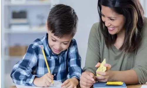 Parenting Tips For School: क्या आपका बच्चा स्कूल जाने से घबराता है तो रखें इन बातों का ध्यान