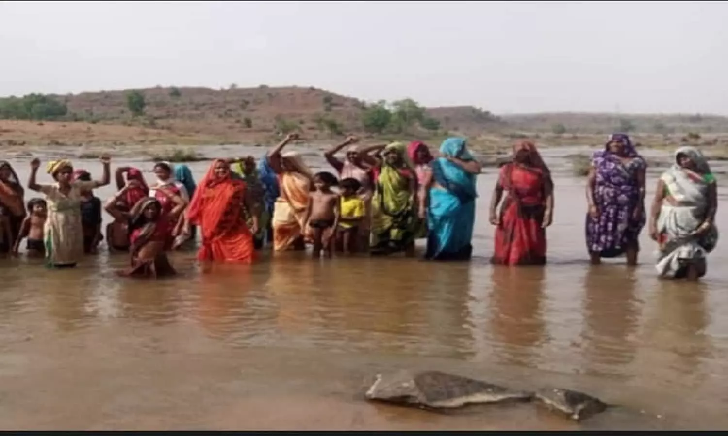 जल सत्याग्रहः सिंचाई डैम बनोन का विरोध, महिलाओं के साथ पानी में उतरे ग्रामीण