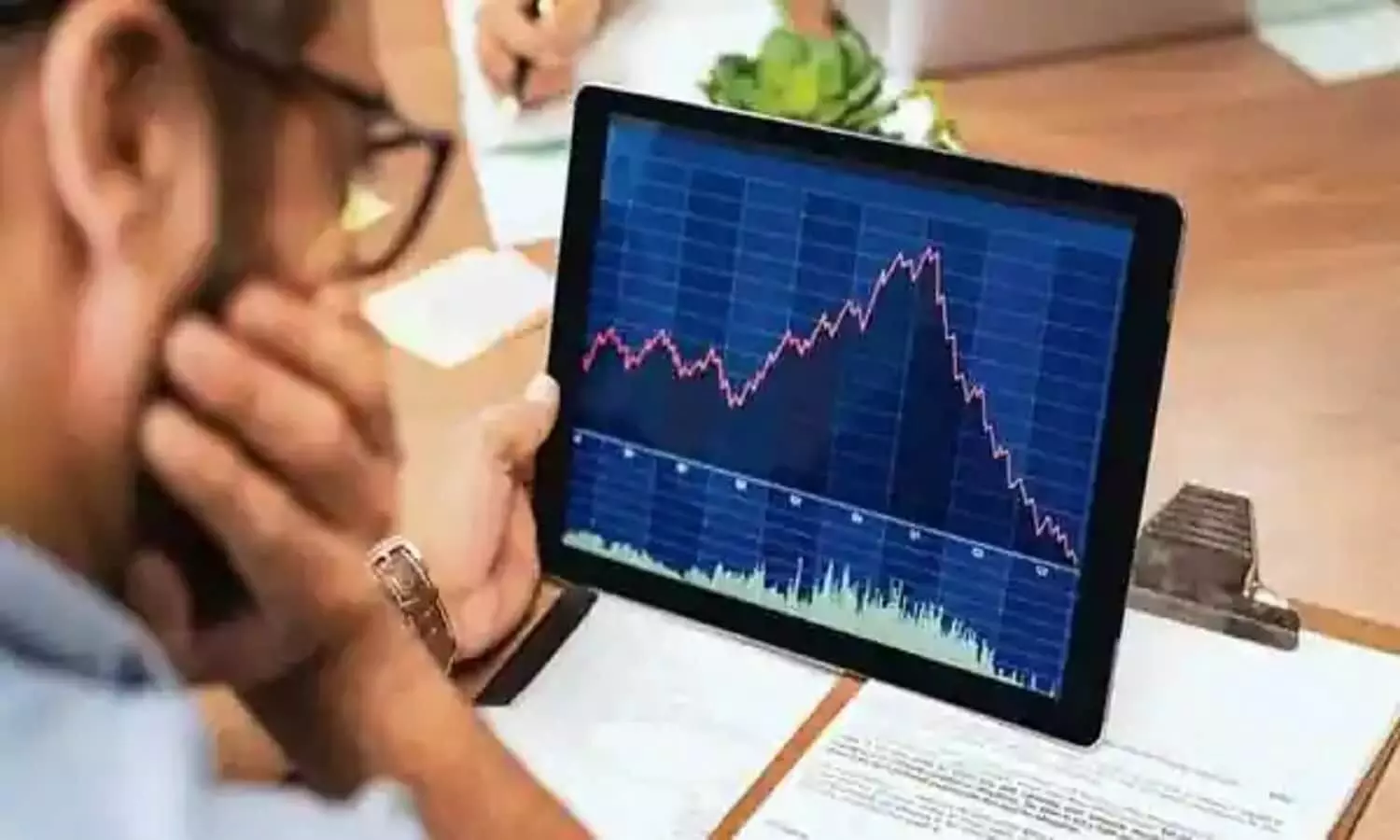 Stock Recommendations: एक्सपर्ट ने इन कंपनियों के शेयर खरीदने की दी सलाह Stock Recommendations: एक्सपर्ट ने इन कंपनियों के शेयर खरीदने की दी सलाह