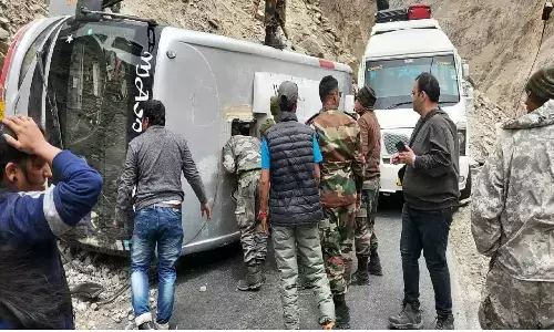 लद्दाख में बड़ा हादसा: 26 जवानों को लेकर जा रही आर्मी बस श्योक नदी में पलटी, 7 सैनिकों की मौत लद्दाख में बड़ा हादसा: 26 जवानों को लेकर जा रही आर्मी बस श्योक नदी में पलटी, 7 सैनिकों की मौत