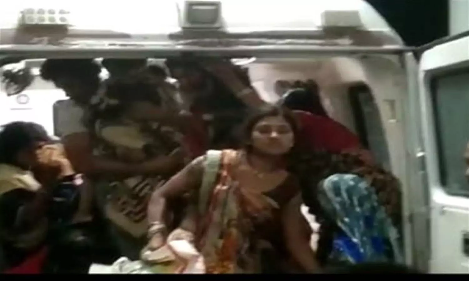 एमपी के मंडला में फुल्की खाने से 150 लोग बीमार, अस्पताल में भर्ती, जांच में जुटा प्रशासन