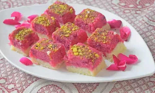 Rose Coconut Barfi: मीठा खाने का मन है, बनायें रोज कोकोनट बर्फी