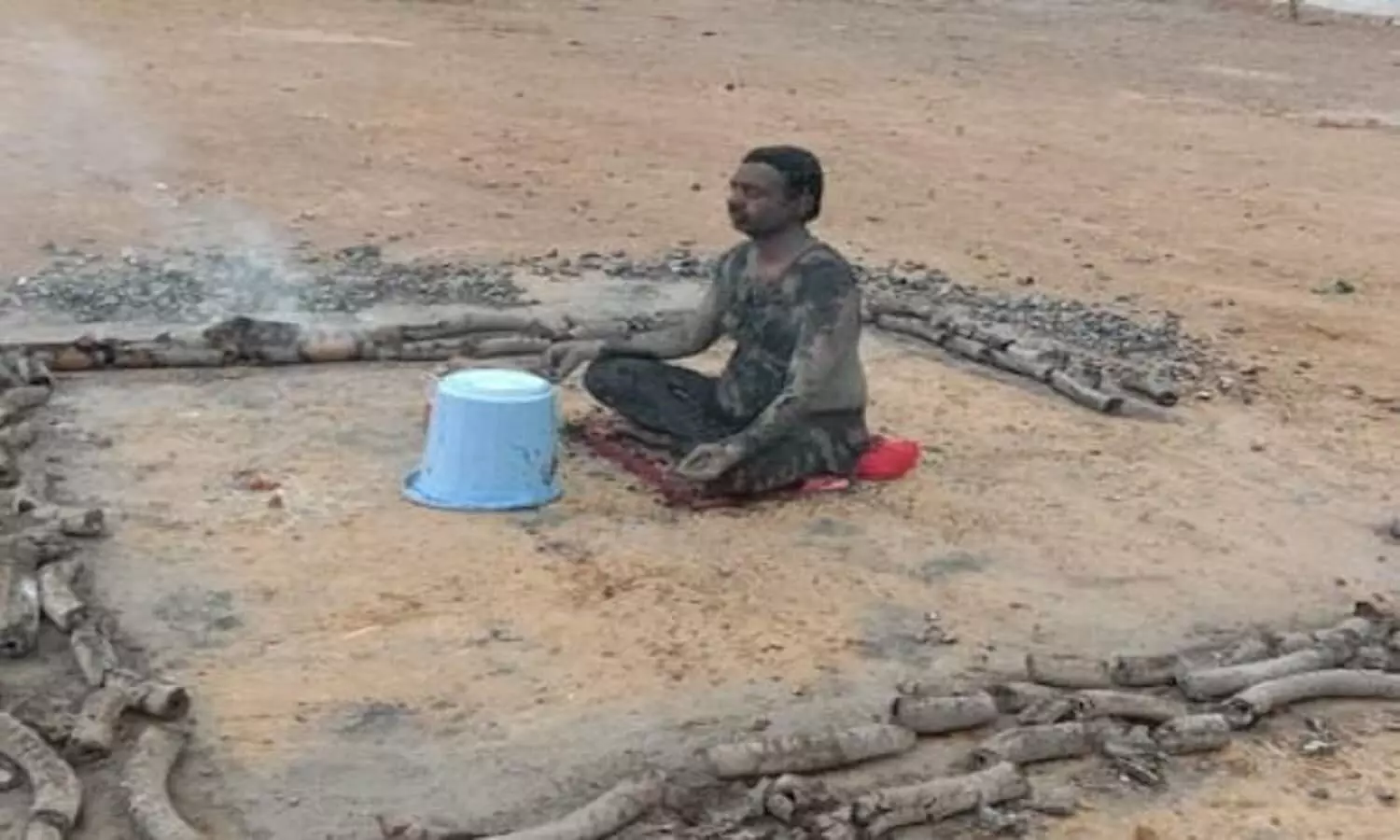 रीवा में जलते अंगरों के बीच अर्द्धनग्न बैठा अधिवक्ता, साधना में हुआ लीन, तपस्या देख हैरान हो रहे लोग
