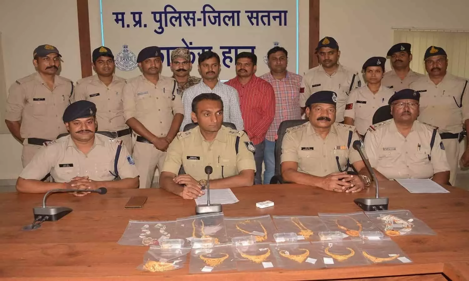 एमपी के सतना से महिलाओं द्वारा उड़ाए गए 17 लाख के आभूषण मामले का पर्दाफाश, यूपी की गैंग ने वॉश बेसिन की पाइप में छिपाए थें गहने एमपी के सतना से महिलाओं द्वारा उड़ाए गए 17 लाख के आभूषण मामले का पर्दाफाश, यूपी की गैंग ने वॉश बेसिन की पाइप में छिपाए थें गहने