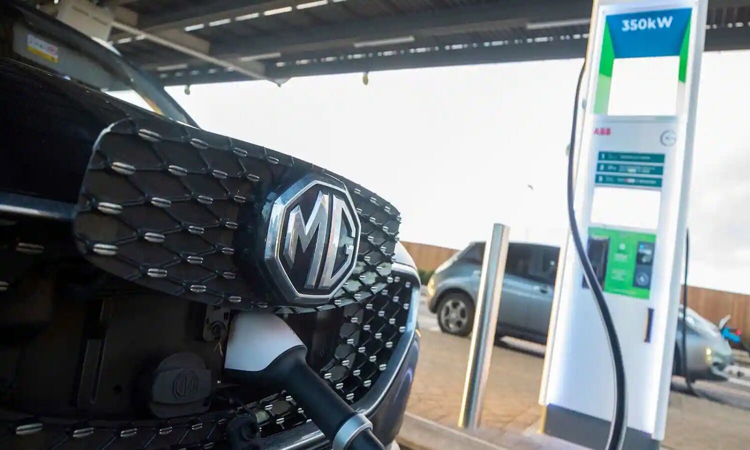 EV Charging Station In India MG Motors और Jio BP, साथ में EV चार्जिंग