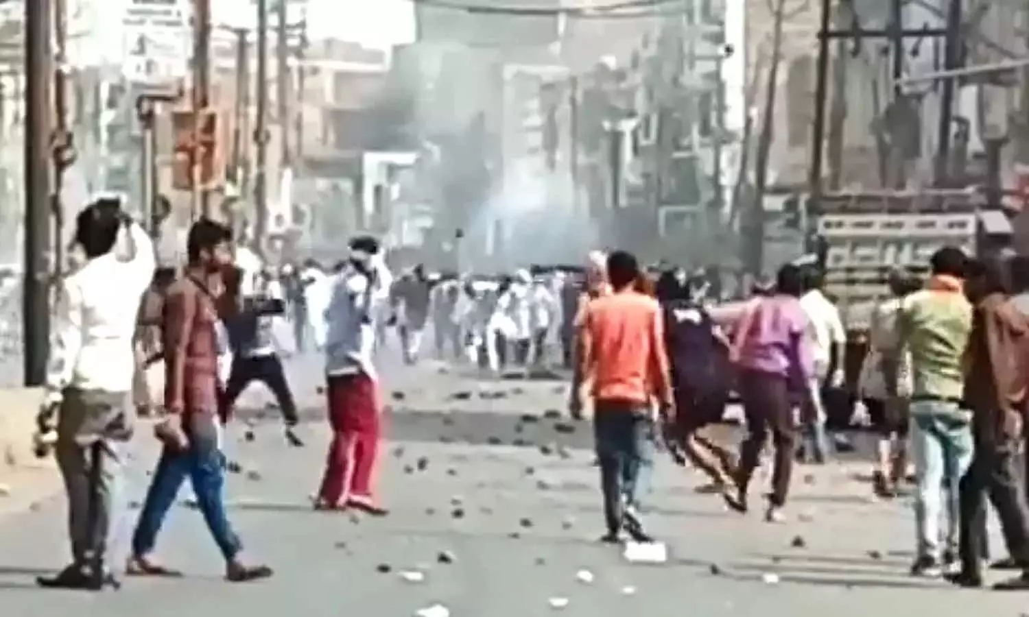 Kanpur Breaking News: यूपी के कानपुर में दो समुदायों के बीच हिंसा, जमकर चले पेट्रोल बम और पत्थर