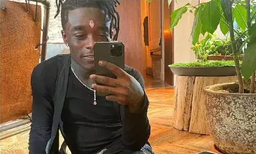 Rapper ने अपने माथे में जड़वा रखा है 175 करोड़ का हीरा, भीड़ ने लूट लिया था हीरा Rapper ने अपने माथे में जड़वा रखा है 175 करोड़ का हीरा, भीड़ ने लूट लिया था हीरा