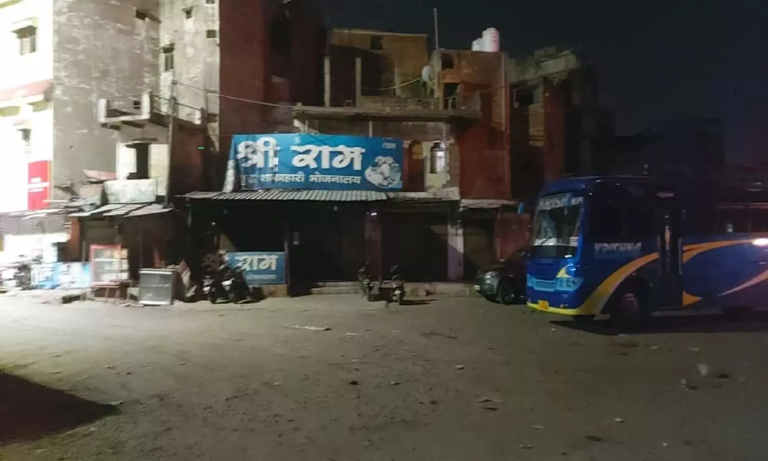 रीवा: आचार संहिता का उल्लंघन, पुलिस को देख बंद होने लगे शटर रीवा: आचार संहिता का उल्लंघन, पुलिस को देख बंद होने लगे शटर