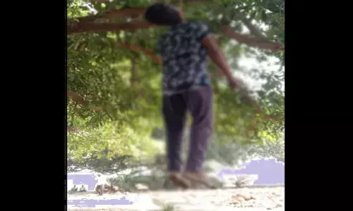 Rewa News: पेड़ में लटकती मिली किशोर की लाश, हत्या की आशंका