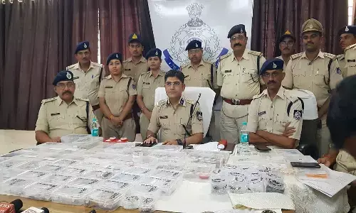 रीवा: जिले में 82 चोरियों को अंजाम देने में शामिल 8 आरोपियों को पुलिस ने पकड़ा, 25 किलो चांदी और 400 ग्राम सोने के आभूषण जब्त रीवा: जिले में 82 चोरियों को अंजाम देने में शामिल 8 आरोपियों को पुलिस ने पकड़ा, 25 किलो चांदी और 400 ग्राम सोने के आभूषण जब्त