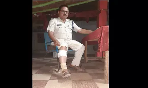 रीवा: 10 हजार के इनामी वारंटी को पकड़ने गई पुलिस पर हमला, आरोपी पुलिस रीवा: 10 हजार के इनामी वारंटी को पकड़ने गई पुलिस पर हमला, आरोपी पुलिस