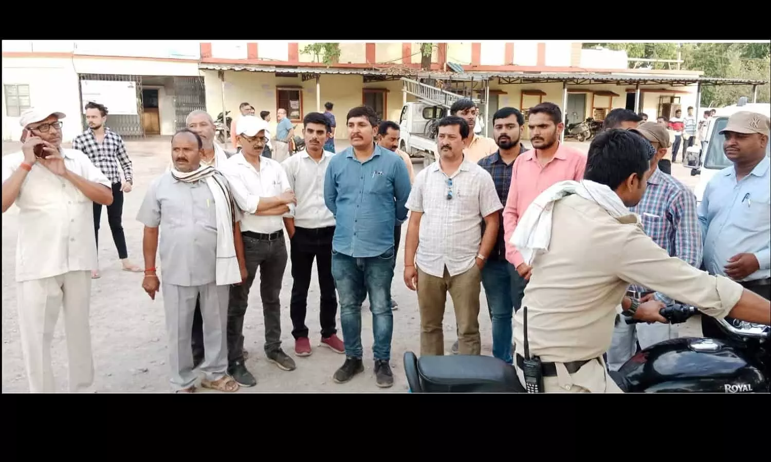 रीवा: बिजली की आंख मिचौली से परेशान वार्डवासियों ने फोन आपरेटर और जेई कि की पिटाई, तीन आरोपी पकड़ाए रीवा: बिजली की आंख मिचौली से परेशान वार्डवासियों ने फोन आपरेटर और जेई कि की पिटाई, तीन आरोपी पकड़ाए