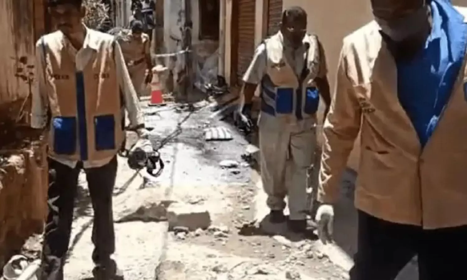 Hyderabad Masjid Blast Case: हैदराबाद मस्जिद में ब्लास्ट होने से बेटे के चीथड़े उड़ गए, पिता गंभीर रूप से घायल Hyderabad Masjid Blast Case: हैदराबाद मस्जिद में ब्लास्ट होने से बेटे के चीथड़े उड़ गए, पिता गंभीर रूप से घायल