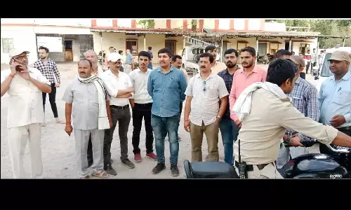 रीवा: बिजली की आंख मिचौली से परेशान वार्डवासियों ने फोन आपरेटर और जेई कि की पिटाई, तीन आरोपी पकड़ाए