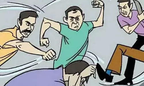 रीवा: जमीनी विवाद में चलीं लाठी-तलवार, पिता-पुत्र घायल