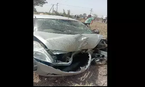 रीवा: बाइक सवार को बचाने के फेर में खजूर के पेड़ से टकराई कार, पांच घायल