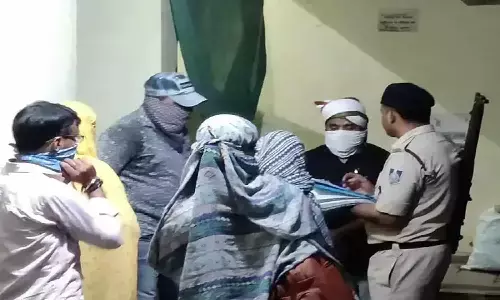 एमपी में स्पा सेंटर में चल रहा था सेक्स रैंकेट, पुलिस ने किया पर्दाफाश, नागालैंड की 8 लड़कियों सहित अन्य गिरफ्तार एमपी में स्पा सेंटर में चल रहा था सेक्स रैंकेट, पुलिस ने किया पर्दाफाश, नागालैंड की 8 लड़कियों सहित अन्य गिरफ्तार