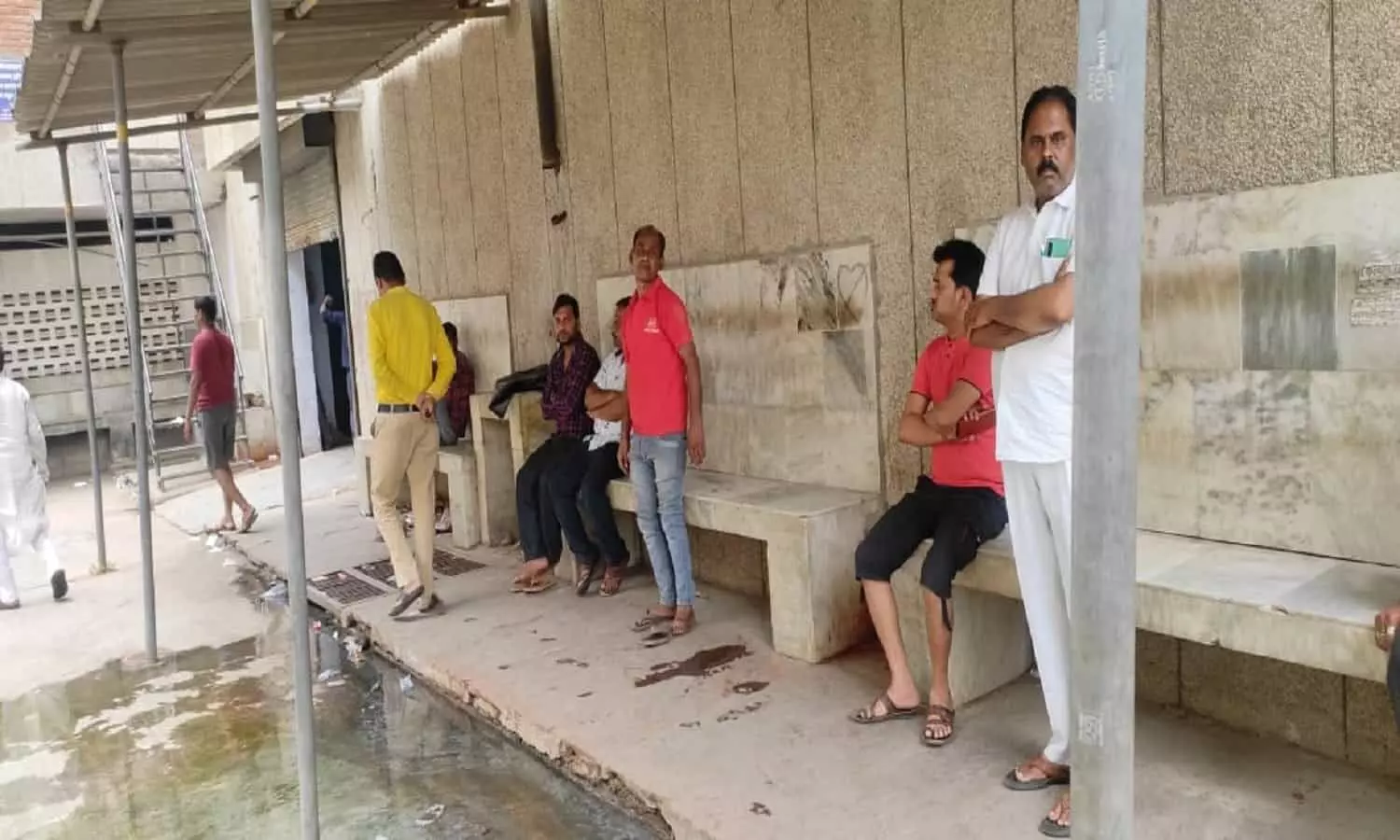 रीवा में रेलवे ट्रैक में मिली व्यापारी की लाश, इस कारण की आत्महत्या रीवा में रेलवे ट्रैक में मिली व्यापारी की लाश, इस कारण की आत्महत्या