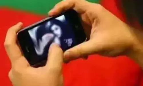 ग्वालियर निगमायुक्त के WhatsApp में Porn Video: PHE के असिस्टेंट इंजीनियर की गंदी हरकत, ग्रुप में शेयर की सुहागरात की क्लिप