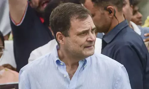 Rahul Gandhi: ईडी ऑफिस में राहुल गांधी, सड़क पर कांग्रेसी, टायर जलाकर विरोध प्रदर्शन, पुलिस ने उठाया सख्त कदम