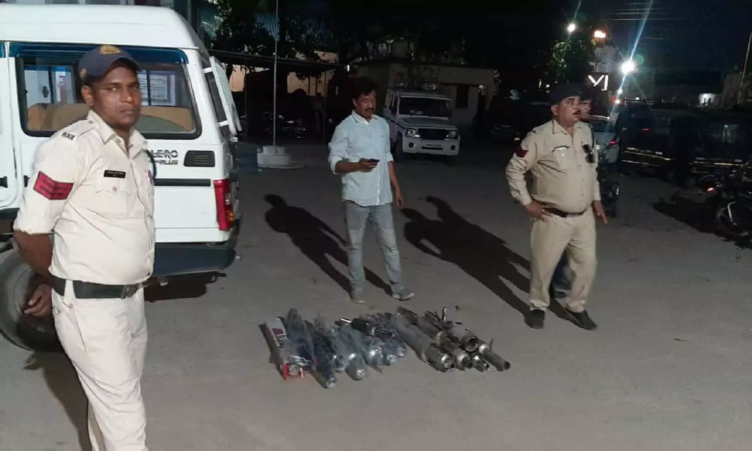 MP Rewa News: पुलिस ने जब्त की मॉडिफाइड साइलेंसर, शटर बंद कर भागे दुकान संचालक MP Rewa News: पुलिस ने जब्त की मॉडिफाइड साइलेंसर, शटर बंद कर भागे दुकान संचालक