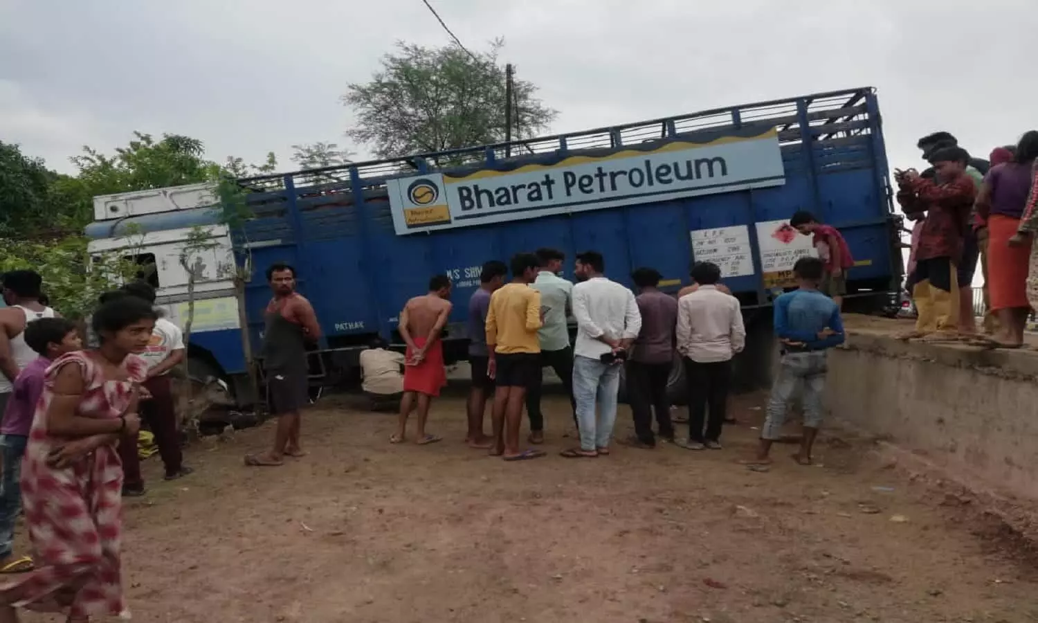 रीवा में डिवाइडर से टकराया सिलेंडर से भरा ट्रक, बाल-बाल बचा चालक
