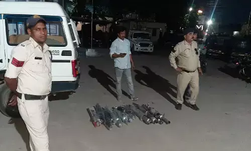 MP Rewa News: पुलिस ने जब्त की मॉडिफाइड साइलेंसर, शटर बंद कर भागे दुकान संचालक MP Rewa News: पुलिस ने जब्त की मॉडिफाइड साइलेंसर, शटर बंद कर भागे दुकान संचालक