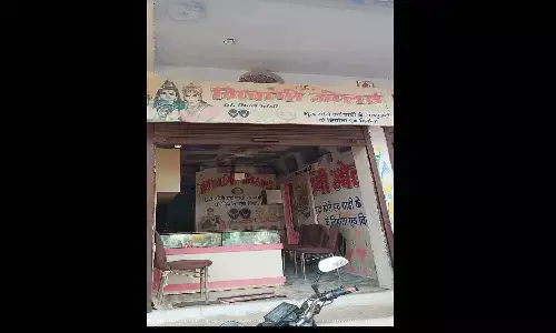 रीवा: ग्राहक बन कर आए बदमाशों ने सर्राफा दुकान में की लूट, अंगूठियों से भरा बॉक्स लेकर हुए चंपत रीवा: ग्राहक बन कर आए बदमाशों ने सर्राफा दुकान में की लूट, अंगूठियों से भरा बॉक्स लेकर हुए चंपत