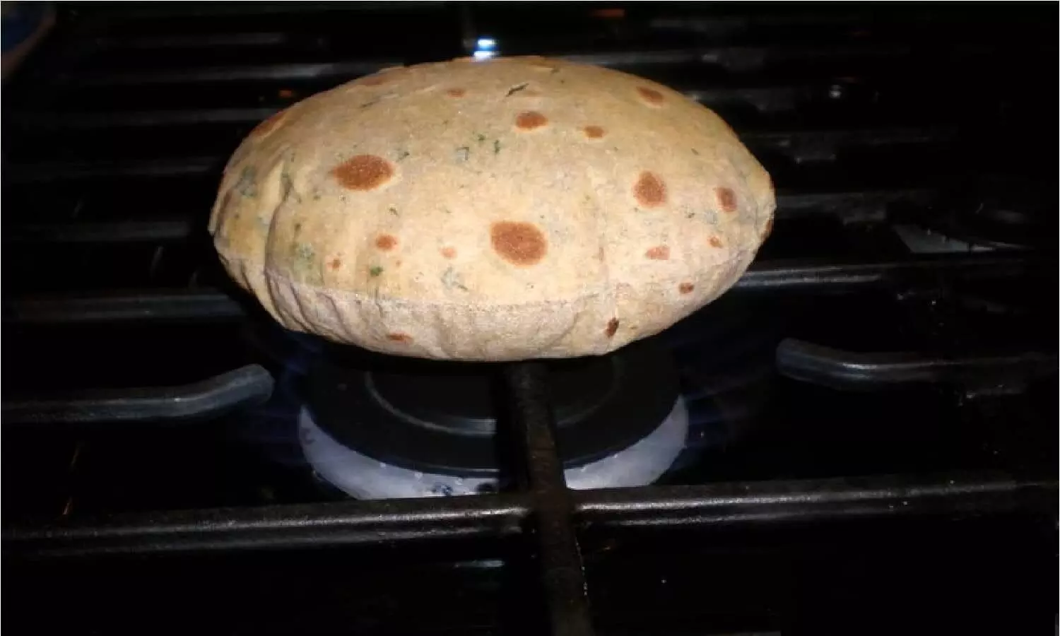 Astro Tips For Cooking: अगर आप भी बनाते है गिन कर रोटी तो घर का सबकुछ हो जाएगा बर्बाद, छा जाएगी दरिद्रता