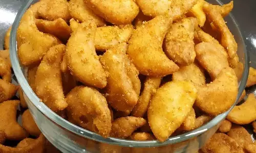 Kaju Namak Pare Recipe: काजू नमक पारे रेसिपी खाने में काफी चटपटी और लजीज है।
