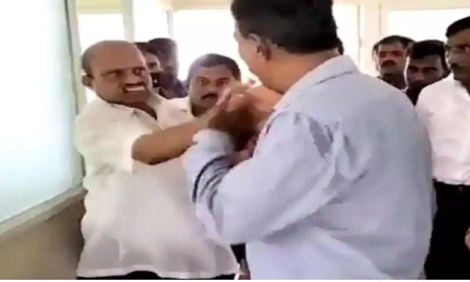 कर्नाटक के JDS विधायक श्रीनिवास ने कॉलेज प्राचार्य को मारा थप्पड़! देखें वीडियो