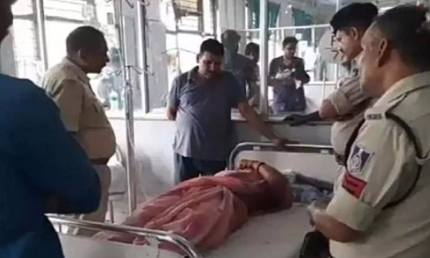 रीवा: कलेक्टर के कुक की पत्नी पर चाकू से हमला, आरोपी फरार, महिला भर्ती